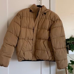UO ‘90s Sport Puffer Jacket -beige w red lining